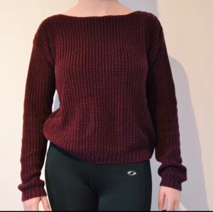  - Klassisk stickad tröja i vinrött
