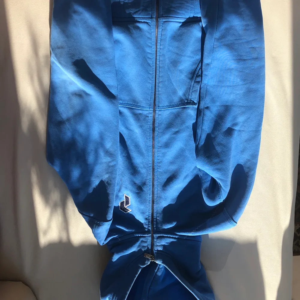 En vintage zip hoodie som inte går att få tag på, med ascoolt tryck på ryggen. Köpt på restyle för 500💙. Hoodies.