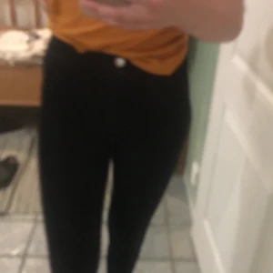 Svarta Jeans - Basic svarta jeans från Hm. Säljer pga för tajta för mig. De är i storlek 34. Använd max tre gånger. 