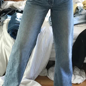 wide leg jeans  - Trendiga jeans men börjar tyvärr bli för små för mig, jag har klippt dem kortare själv (jag är 161), jättefint skick, nypris 400 säljer för 180+frakt