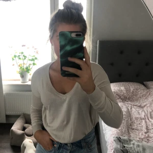 Vero moda sweatshirt - Säljer en sweatshirt från vero moda. I mycket bra skick. Stl xs.