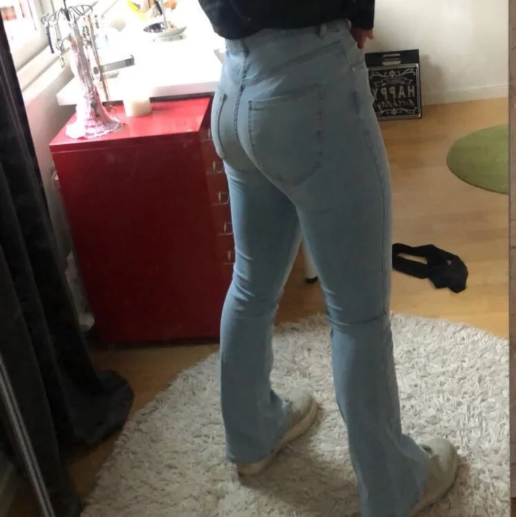 Säljer mina ljusblå bootcut jeans från Gina då dom inte används längre! Jättesnygga och fin färg💙 jag är oftast 36 i byxor och dom passar bra på mig🥰priset är inklusive frakt✌️ . Jeans & Byxor.