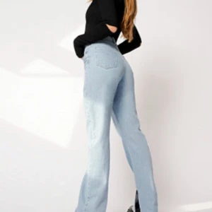 Hanna Schönberg Jeans - Ett par supersnygga ljusblå jeans med slits nedtill från Hanna Schönbergs kollektion med NA-KD. Nyskick & lappen är kvar. Helt slutsålda! Säljs pga fel storlek :/ Köparen står för frakten (: