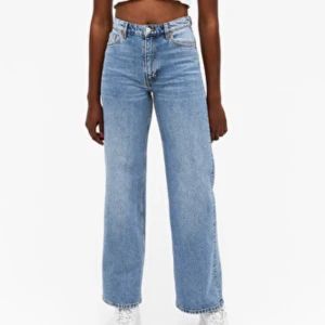 Monki Jeans - Säljer dessa populära jeans från monki i modellen “yoko” eftersom att de har blivit för små för mig! Fortfarande jättesnygga!! Frakt tillkommer eller så kan jag mötas upp i stan. Buda!! Högsta bud: 250 ink frakt (budningen avslutas ikväll)