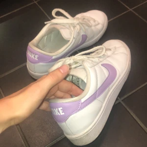 Nike skor - As fina Nike sneakers köpta secondhand!! I bra skick förutom att snörena är lite smutsiga som man ser på bilden! Storlek 36.5