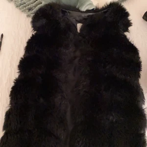 Pälsväst - Västen är i storlek s men passar även M. Svart pälsväst, köpt för ca 7månader sen. Nypris:2500kr