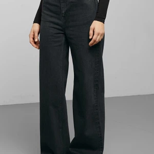 Ace jeans - Skitsnygga vida jeans med hög midja från weekday, använda ca 7 ggr så i jättebra skick!! svart/grå färg