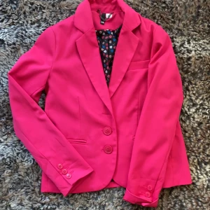 Kavaj - Fin kavaj. Storlek 34 tror även kan passa storlek 36 :) 