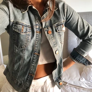 Jeansjacka  - Blå jeansjacka, så snygg men tyvärr för liten för mig. Storlek S, köparen står för frakten☺️ 