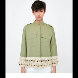 Sökes!!! - Söker en jacka i denna stilleb i stl 38 el 40. Gärna så billigt som möjligt