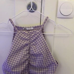 Topp - Jättefin topp och funkar till vardag/fest! Frakt tillkommer på 20kr 