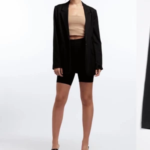 Basic Biker från Ginatricot i storlek L. - Sköna och snygga cyklingsbyxor. Knappt använda då fel storlek. 65 kr inkluderad frakt.