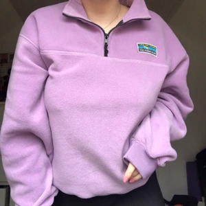Fleecetröja - En så så fin fleecetröja i strl XS men med perfekt oversized fit så passar en M ✨ Köpt 2018 på Junkyard så går alltså inte längre att få tag på i denhär fantastiska färgen!  Det perfekta höstplagget <3 💜 HÖGSTA BUD: 650:- + frakt 