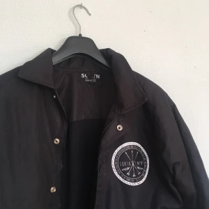 Sqrtn cmpny - Varm jacka, perfekt höst, funkar vinter. Den är tunn och ha på sig fast fodrad vilket gör den varm 