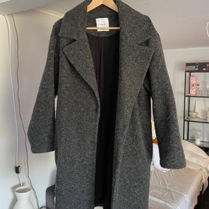 Mörk grå ull kappa - En mörkgrå ull kappa från Mango i fint skick! Frakt tillkommer.