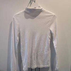Vit stretchig turtleneck tröja - Basic skön och stretchig turtleneck tröja! Endast använd 4 gånger. Skulle passa en i storlek XS-S! 