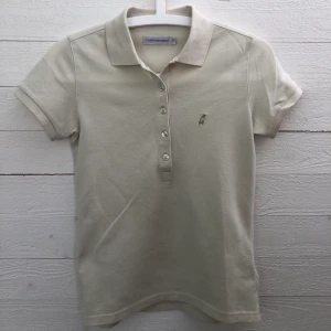 Peak Performance Piké  - Beige Piké från Peak Performance i strl XS. Nypris 495kr. Köparen står för frakt. 