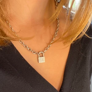 Halsband med lås från Brandy Melville  - SÅNKT PRIS Halsband från brandy Melville. 70kr köpare betalar frakt. Skriv vid frågor elr fler bilder 