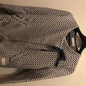 Odd Molly kofta - En kofta ifrån Odd Molly i storlek 2 (M). Koftan är knappt använd och är i bra skick. 