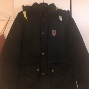 Fjällräven jacka - Fjällräven jacka i storlek XS. Bra skick och knappt använd, dock finns den en söm som gått upp på insidan av jackan (se bild) men annars hel och ren. Osäker på om den är äkta då jag fick den i present. Pris kan diskuteras! Hör av er vid frågor❣️