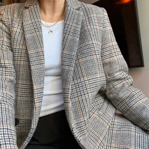 Höstkappa från Samsoe Samsoe  - Ditte jacket från Samsoe Samsoe, nypris 2399 kr. Går till strax under rumpan. Material: 60% ull, resten viskos. Bra skick, använd fåtal gånger men fodret i ena innerfickan har ett hål i sig. Går att sy! Köparen står för frakt ✨