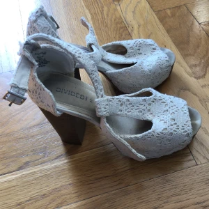 Klackar - Höga klackar från H&M med virkad utsida. Stor i storleken, har normalt storlek 39 och smala fötter.
