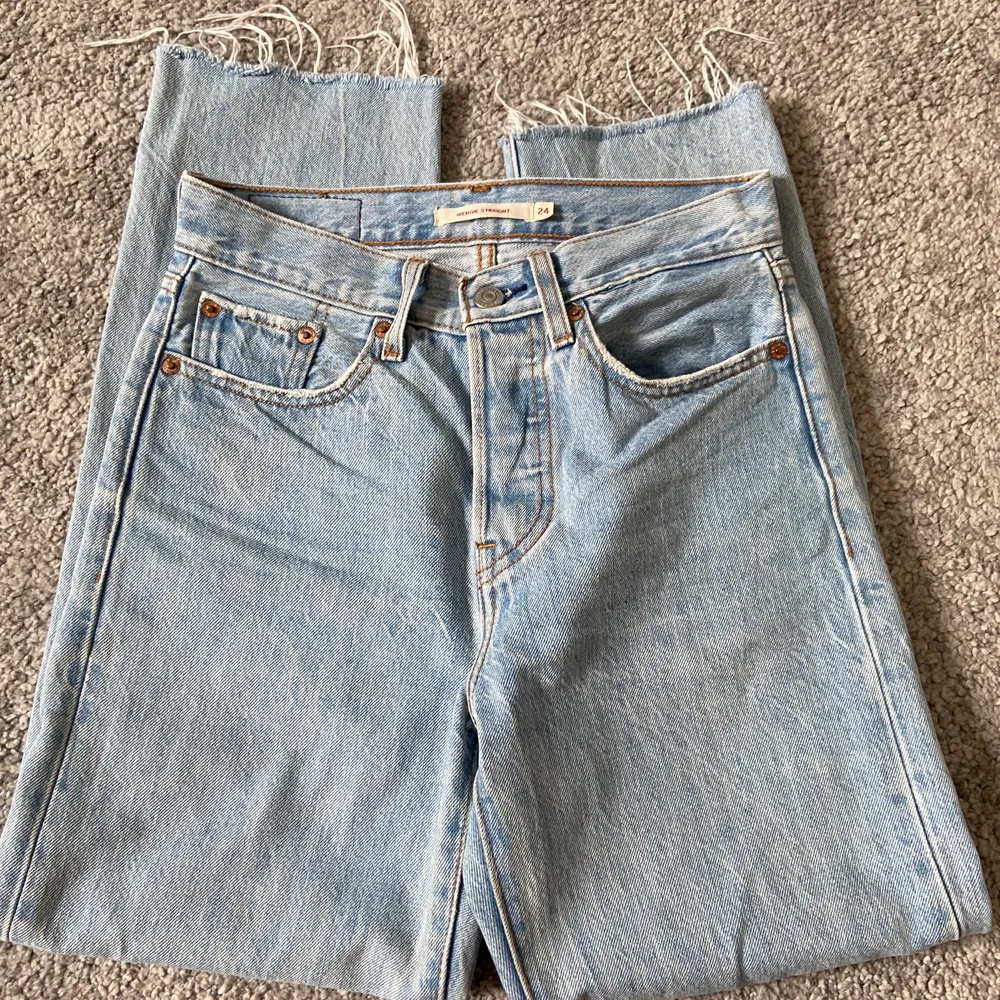 Ankellånga Levis’s jeans, modellen wedgie straight, i storlek W24. Jeansen har en rå kant nedtill och är i fint skick. Köparen står för frakt :) . Jeans & Byxor.