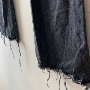 Ginatricot jeans i svartgrå färg  - Jättefin kvalitet. Klickflare jeans med en svartgrå tvätt. 