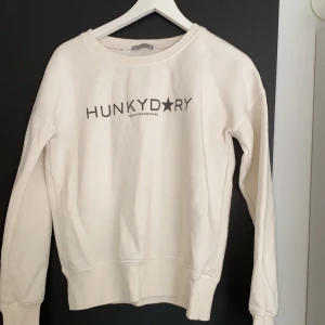 Hunkydory  - En av mina favoriter som yngre men då den är förliten är det dags att sälja den. Den är väl använd men fortfarande fint skick! Är en M men skulle säga att den passar mer en S 