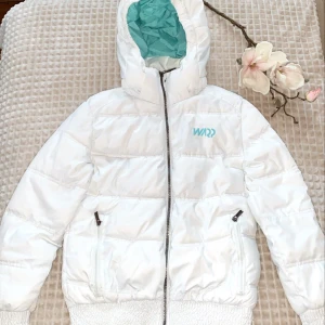 Vinterjacka - Säljer vit vinterjacka till barn. Fint skick