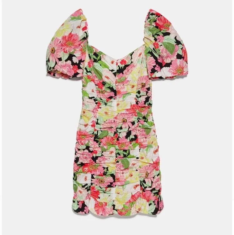 Jättefin blommig klänning köpt på Zara i somras. Nypris 399 kr. Endast använd en gång 🌸✨. Klänningar.