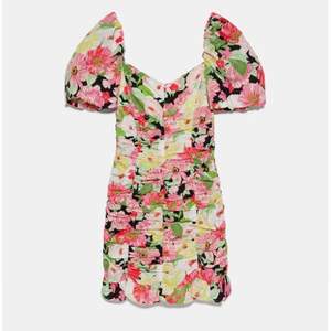 Jättefin blommig klänning köpt på Zara i somras. Nypris 399 kr. Endast använd en gång 🌸✨