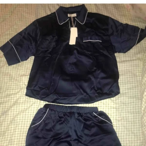 Pyjamas set  - Helt nytt silke/satin pyjamasset, jätte fin färg. Det är en tröja och ett par shorts. Nypris är ca 800