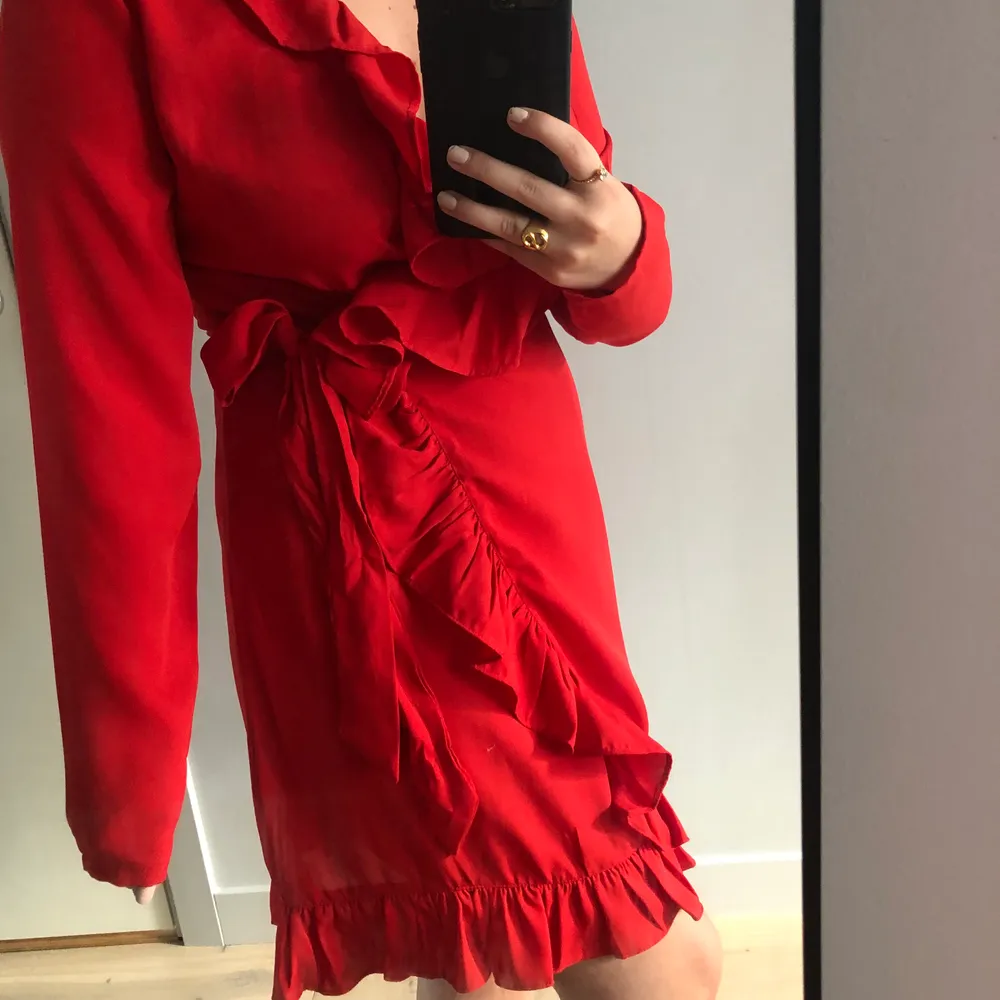 Röd super fin klänning från NA-KD som endast använts vid 1 tillfälle. 100kr+frakt. Klänningar.