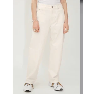 Rail white jeans weekday - Ett par vita rail jeans white från weekday! Använda ett par gånger och säljer dem då de aldrig kommer till använding och de är lite för korta för min smak (är 171 cm)! 💕💕 De är i superskick! Frakt ingår inte men skriv till mig om du har ett annat prisförslag!🙏🏼🥰(Nypris: 600kr)