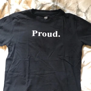 T-shirt - Tröja ifrån lager 157s herravdelning, storleken är alltså en herrstorlek men passade bra på mig som har M. Använd hyfsat mycket. Inget tryck på baksidan. Säljes då den inte kommer till användning längre. Köpare står för frakt, ansvarar inte för postens slarv. Katter finns i hemmet. 🐈