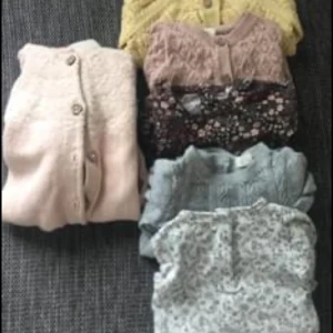 Newbie paket  - Fint paket baby kläder i storlek 62/68 blandat . Det är liksom som säljs i detta paket . Skickas mot fraktkostnad. 