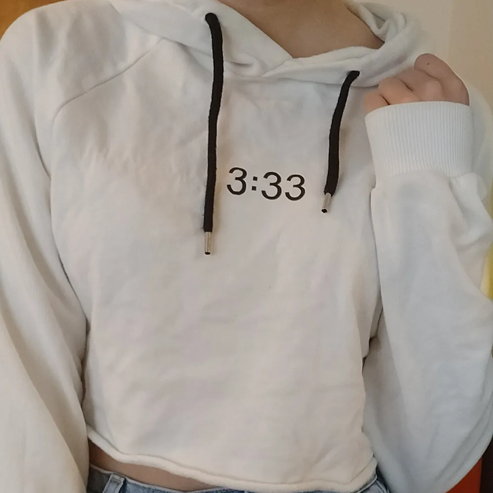 Croppad hoodie från NA-KD i bra skick. Frakten är inkluderad i priset ✨. Hoodies.