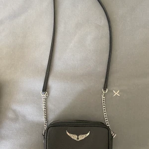 Zadig & voltaire crossbody  - Fint skick, obetydligt använd, som ny      Bredd	20 cm Höjd	13 cm Djup	6 cm Armband	51 cm Pris inkl frakt