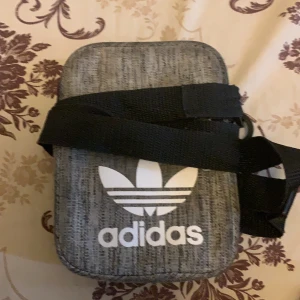 Bra väska man kan använda den överallt  - Det här adidas väska är bra man kan använda den för allt 