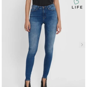Jeans från only! - Jeans från only i storlek xs, längd 32. Använda Max 3 gånger! Högmidjade. Frakt tillkommer.