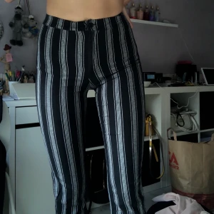 Brandy Melville byxor - Sköna blåa randiga byxor från Brandy Melville. Köpta på Plick men bra skick. Frakt 30 kr