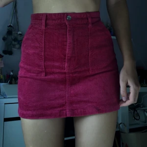 Rosa manchesterkjol Monki - Fin färg och skön kjol i manchester material. Säljes pågrund av att den är för kort. Lite urtvättad men syns inte, väldigt bra skick. Frakt 33