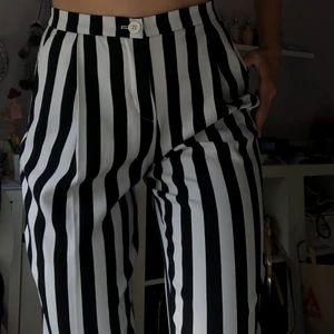 Monki byxor - Randiga kostymbyxor från monki. Älskar de, så bekväma men har tyvärr blivit för korta för mig. Frakt cirka 44 kr