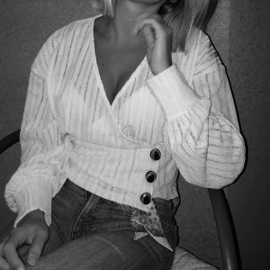 Stickad tröja  - Jätte fin kräm vit stickad tröja från zara i bra skick!