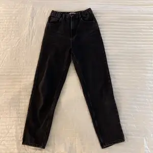 Svarta jeans från Pull&Bear i strl 34. Använda 1 gång och säljes pga fel storlek. Är 167 cm lång och jeansen passar min längd.
