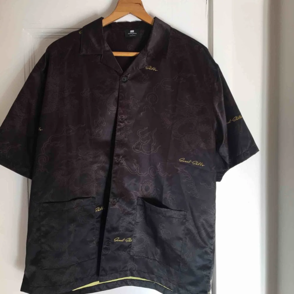 Glansig skjorta från Sweet Sktbs🤎 Oanvänd.  Färg: Mörkbrun (limegrön insida)  Lite frakt tillkommer! . Skjortor.