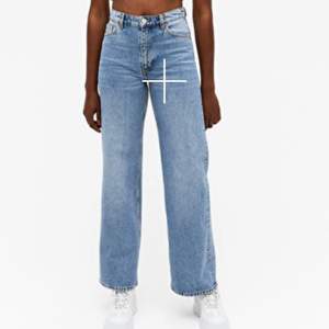 Säljer ett par helt nya trendiga vida blåa jeans från monki, säljer pågrund att de va små i storleken. Beställde i storleken 25, men lite små för storlek 25, så egentligen en 24. Vilket motsvarar xxs-xs. Frakt kostar 63kr,,❤️❤️ ordinarie pris:400kr