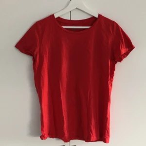 Röd T-shirt - Röd t-shirt i storlek M