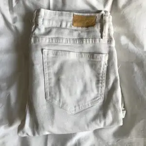 Säljer mina vita zara jeans med slitningar längst ner. 